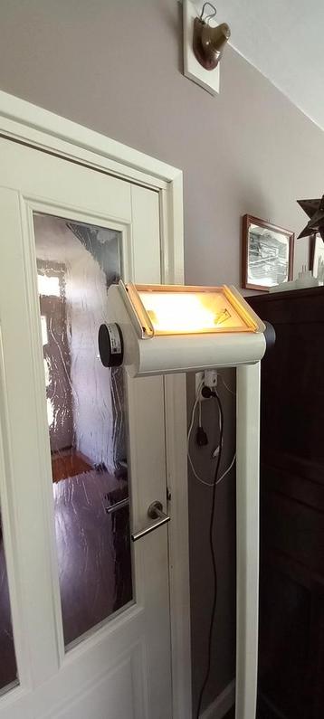 Design vloerlamp uit Frankrijk  165 cm hoog beschikbaar voor biedingen