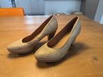Champagnekleurige hakken met subtiele print maat 41, Schoenen met lage hakken, Beige, Ophalen of Verzenden, Merkloos
