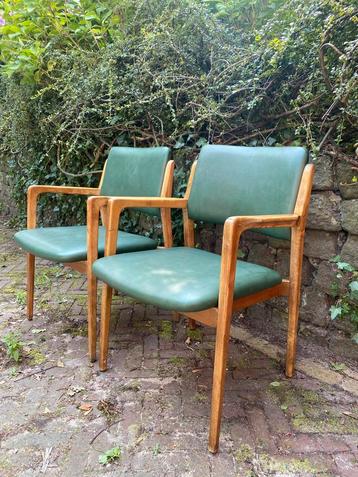 Set van twee Scandinavisch design leunstoelen beschikbaar voor biedingen