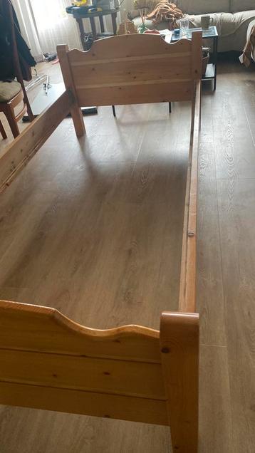 1 persoons grenen houten  bed beschikbaar voor biedingen