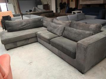 Grote ribstof hoekbank 330x240cm beschikbaar voor biedingen