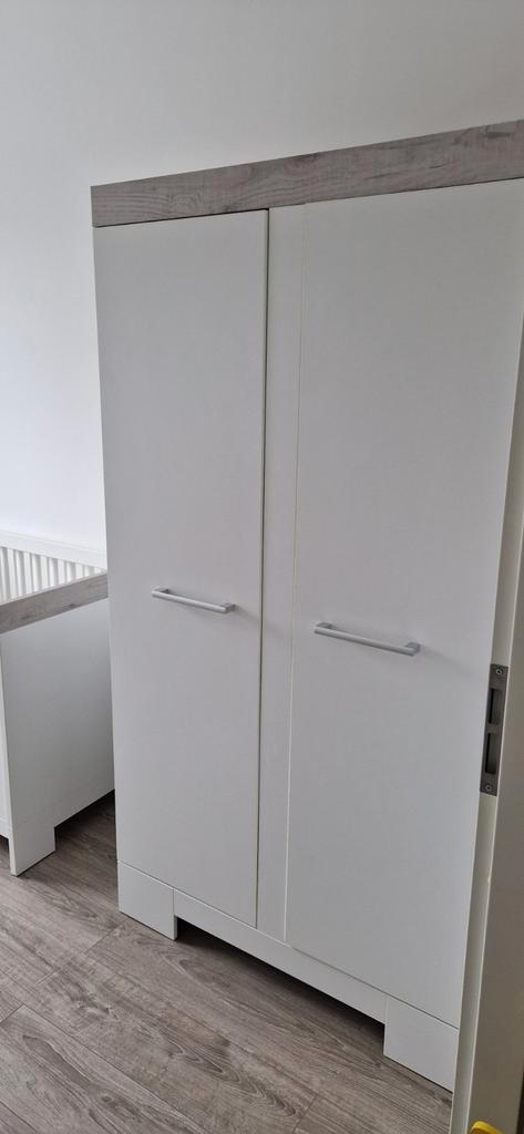 Complete babykamer (kast, commode, wandplank en ledikant), Kinderen en Baby's, Kinderkamer | Commodes en Kasten, Gebruikt, 105 cm of meer