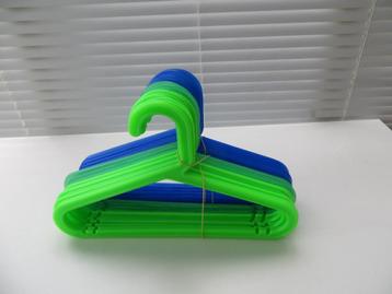 22 IKEA Bagis Kinderkledinghangers Blauw en Groen kunstof beschikbaar voor biedingen