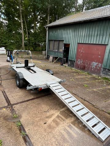 Geremde en geveerde motoraanhanger beschikbaar voor biedingen