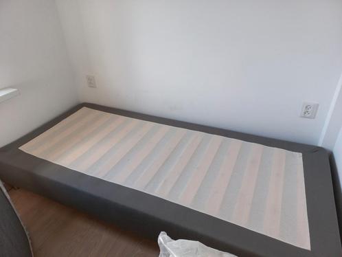 1 persoonsbed van Ikea zgan, Huis en Inrichting, Slaapkamer | Bedden, Zo goed als nieuw, Eenpersoons, 90 cm, Grijs, Ophalen