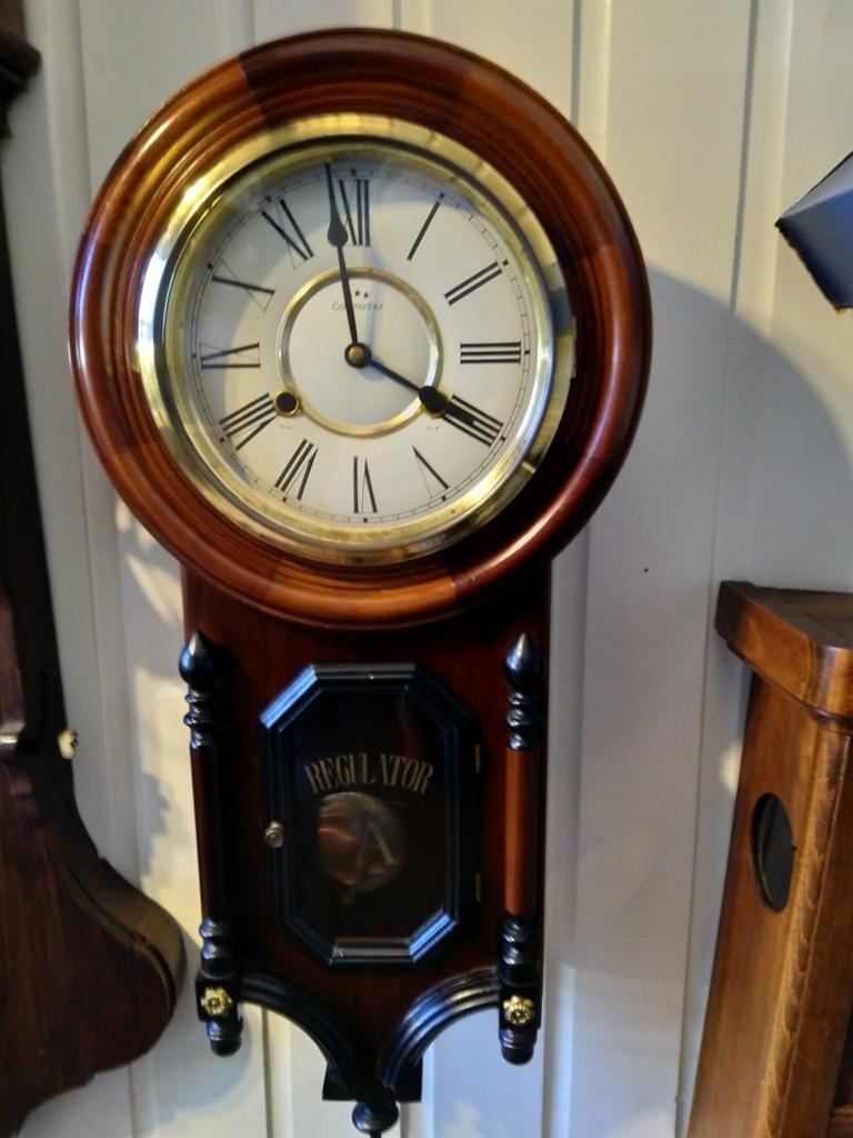 Commodore Regulator Wandklok, Ophalen