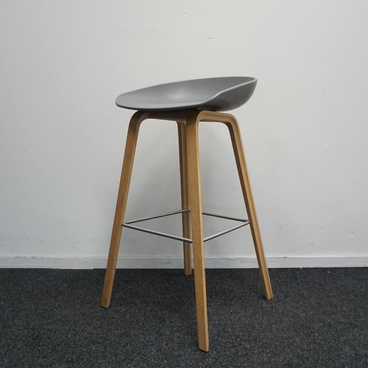 HAY About a Stool AAS32 Barkrukken | Grijs/ Eiken | 75 cm, Huis en Inrichting, Barkrukken, Gebruikt, 60 tot 90 cm, Kunststof, Metaal