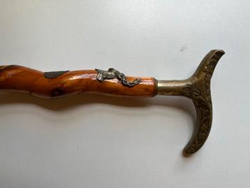 Antieke Wandelstok met Sierlijke Details beschikbaar voor biedingen