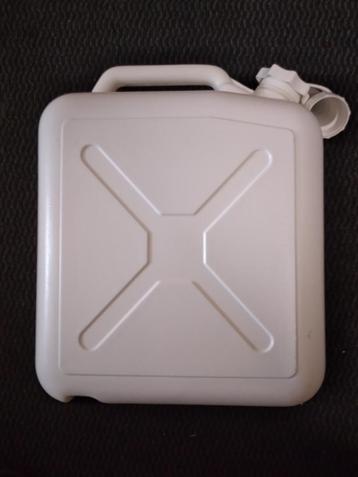 Jerrycan voor water. beschikbaar voor biedingen