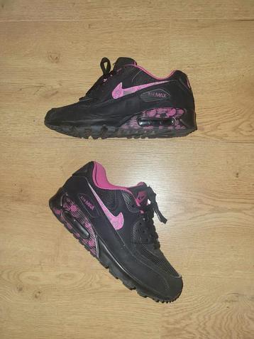 Zwart roze sneakers  beschikbaar voor biedingen