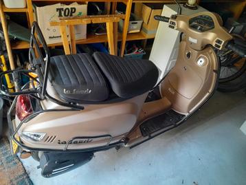 Prachtige scooter zo goed als nieuw 357 km op de teller!! beschikbaar voor biedingen