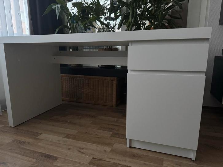 Malm bureau ikea, Huis en Inrichting, Bureaus, Zo goed als nieuw, Bureau, In hoogte verstelbaar, Ophalen of Verzenden