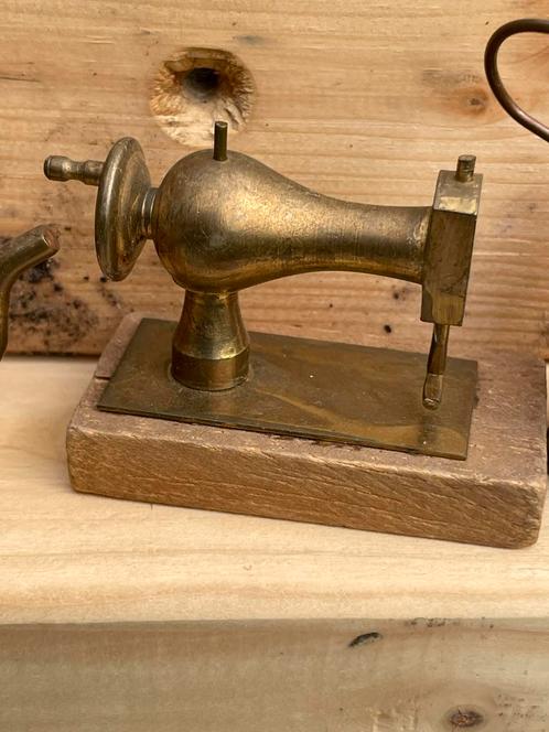 Miniature Portable Old Fashioned Sewing Machine, Antiek en Kunst, Antiek | Koper en Brons, Ophalen of Verzenden