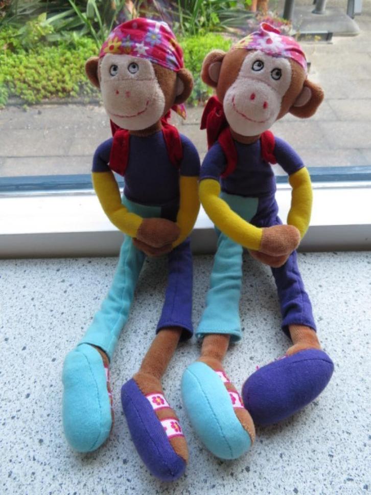 Vrolijk gekleurde aap met rode rugzak Hema meet ca 30 cm, Kinderen en Baby's, Speelgoed | Knuffels en Pluche, Zo goed als nieuw