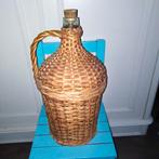 Vintage glazen fles in rieten mand, Ophalen