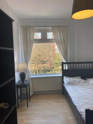 2 persoons bed nachtkastjes garderobekast kast lampen gordij