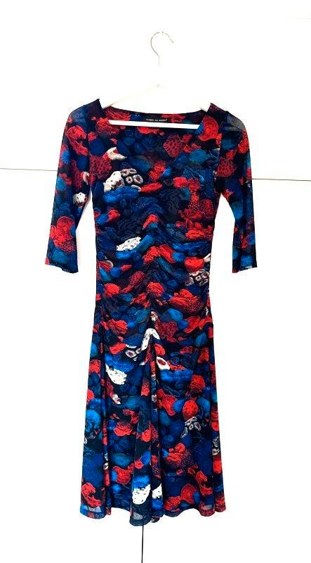 Isabel Pedro beeldige jurk rood blauw 36 CHCS, Kleding | Dames, Jurken, Zo goed als nieuw, Maat 36 (S), Rood, Onder de knie, Ophalen of Verzenden