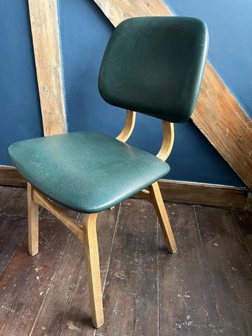 2 vintage groene stoelen beschikbaar voor biedingen
