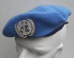 VN blauwe baret met embleem, Verzamelen, Ophalen of Verzenden, Landmacht, Engeland, Helm of Baret