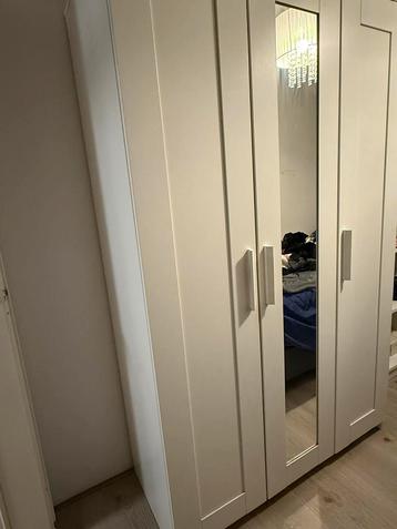 Witte Kledingkast met Deuren beschikbaar voor biedingen