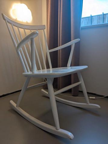 Vintage witte schommelstoel van Haga Fors beschikbaar voor biedingen