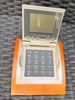 Saturn World Time Klok / Calculator - met Houten Standaard, Ophalen of Verzenden, Zo goed als nieuw, Digitaal, Wekker of Tafelklok