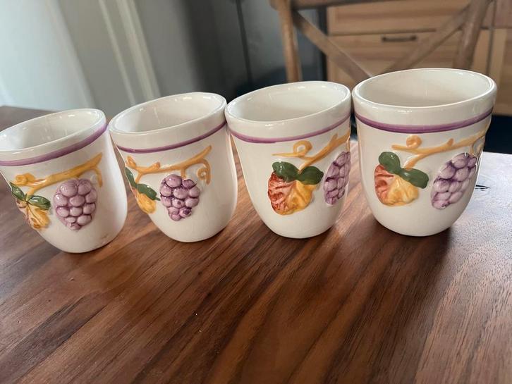 4 Handbeschilderde Mokjes met Druivenmotief, Huis en Inrichting, Keuken | Servies, Gebruikt, Kop(pen) en/of Schotel(s), Overige stijlen