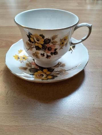 Queen Anne Theekop en Schotel Vintage Bloemmotief beschikbaar voor biedingen