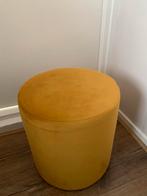 Okergele Velvet Poef - Kwantum, Huis en Inrichting, Banken | Voetenbanken en Poefen, Minder dan 50 cm, Ophalen of Verzenden, Zo goed als nieuw