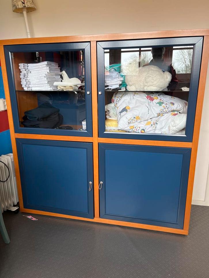 Blauwe Kast met Glazen Deuren, Huis en Inrichting, Kasten | Kledingkasten, Gebruikt, 100 tot 150 cm, 25 tot 50 cm, Met deur(en)