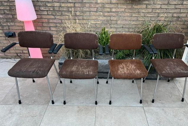 Set van 4 Gispen 1235 vintage stoelen met armleggers., Huis en Inrichting, Stoelen, Gebruikt, Vier, Metaal, Bruin, Ophalen