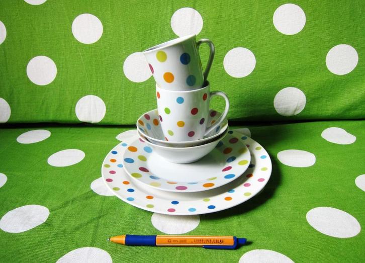 Servies met veelkleurige stippen, mix van L. Dake en Siaki, Huis en Inrichting, Keuken | Servies, Gebruikt, Overige typen, Overige stijlen