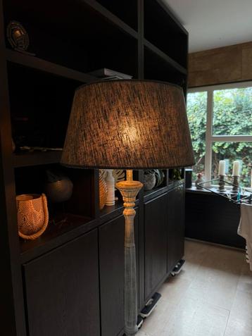 Lamp met klassieke landelijke voet circa 160cm hoog beschikbaar voor biedingen