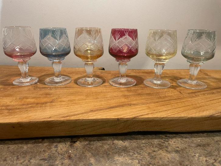 Set 6 antieke en unieke Franse borrelglazen gekleurd kristal, Antiek en Kunst, Antiek | Glas en Kristal, Ophalen of Verzenden