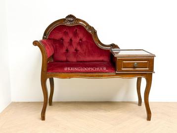 Vintage Rood fluwelen Telefoonbankje, gossip bench beschikbaar voor biedingen