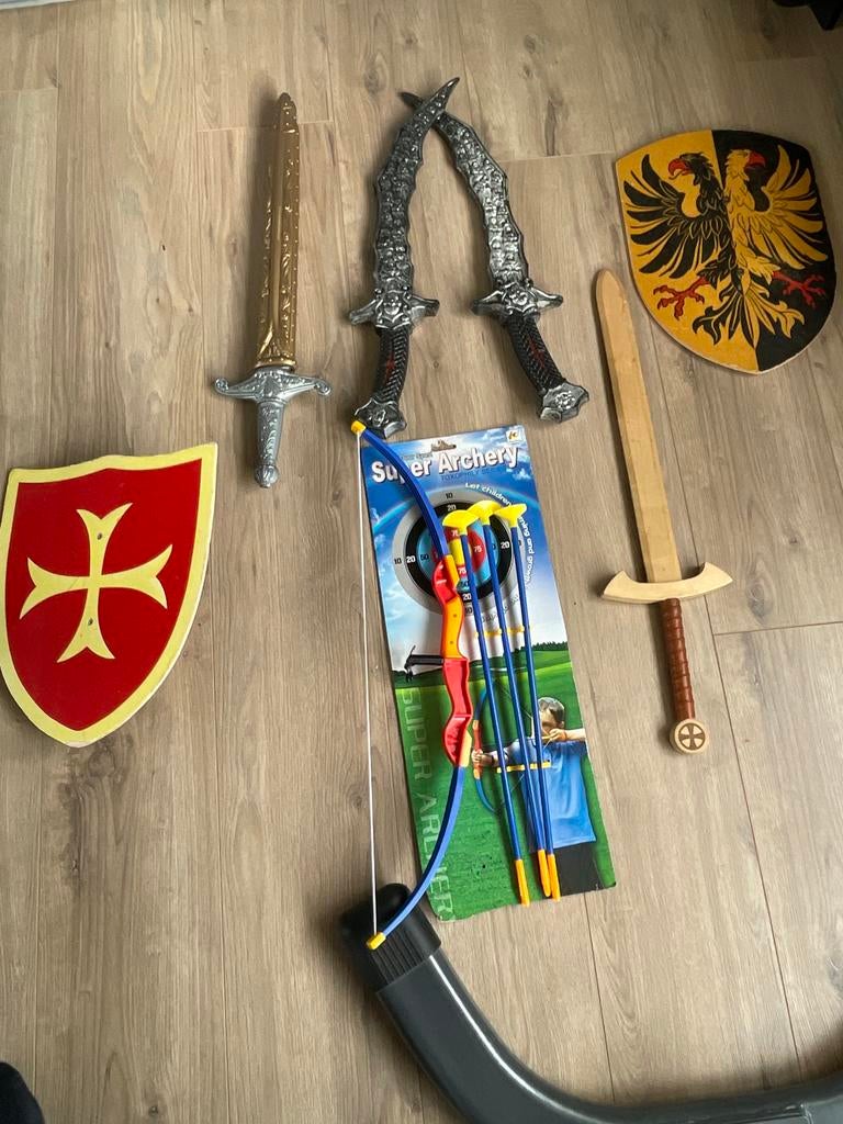 Zwaarden, schilden en pijl en boog set, Ophalen, Gebruikt, 104 of kleiner, Jongen of Meisje