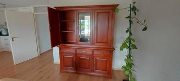 Eiken kast. Kersen kleur. 2 delen. beschikbaar voor biedingen