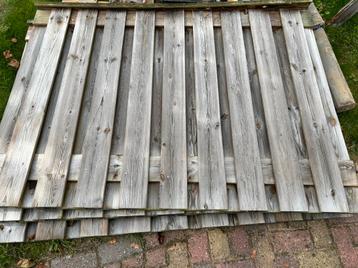 Oude schuttingdelen gratis op te halen beschikbaar voor biedingen