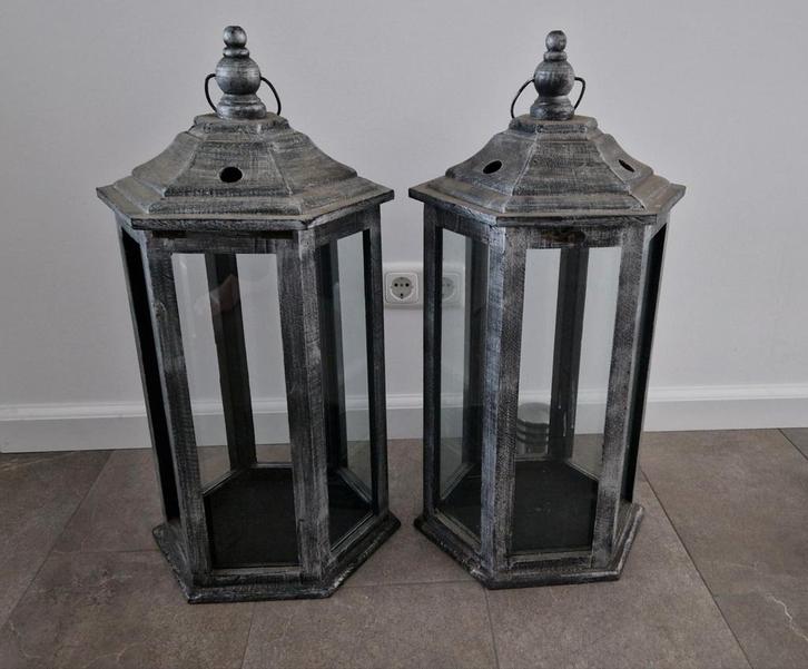 2 Grote Decoratieve Lantaarns, Huis en Inrichting, Woonaccessoires | Kandelaars en Kaarsen, 50 tot 75 cm, Hout, Ophalen