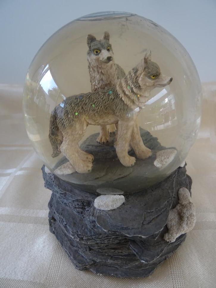Wolf muziekdoos wolven sneeuwbol glitters vintage speeldoos, Verzamelen, Dierenverzamelingen, Zo goed als nieuw, Beeldje of Figuurtje