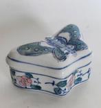 Dekselbakje, snuisterijendoosje met vlinder (7830), Antiek en Kunst, Ophalen