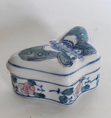 Dekselbakje, snuisterijendoosje met vlinder (7830) beschikbaar voor biedingen