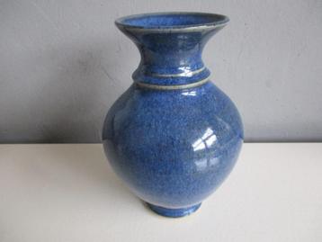 Vintage keramiek vaas met blauw blauwe glazuren beschikbaar voor biedingen
