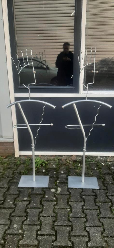 Twee zogeheten dress boys,  kledingrekken voor kinderkleding, Huis en Inrichting, Woonaccessoires | Kapstokken, Gebruikt, Kinderkapstok