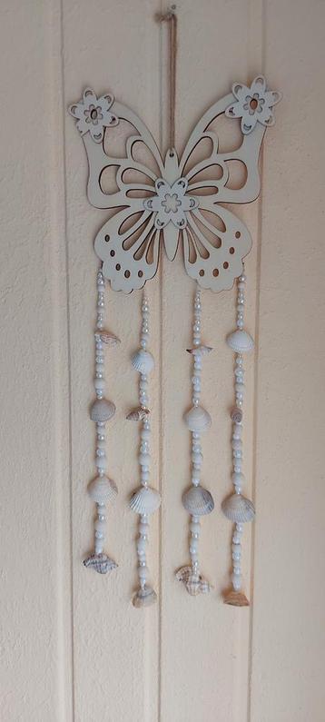Houten vlinder hanger met schelpen en kralen ( is nieuw ) beschikbaar voor biedingen