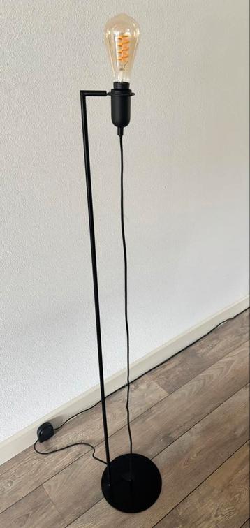 Staande lamp zwart  beschikbaar voor biedingen