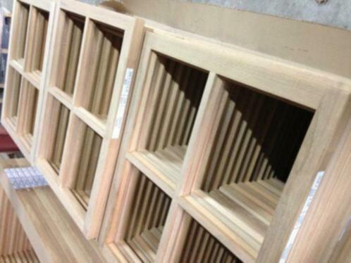 Raam met Roedes, hardhout, MOOI VOORDELIG!, Doe-het-zelf en Verbouw, Kozijnen en Schuifpuien, Nieuw, Raamkozijn, Hout, 75 tot 150 cm