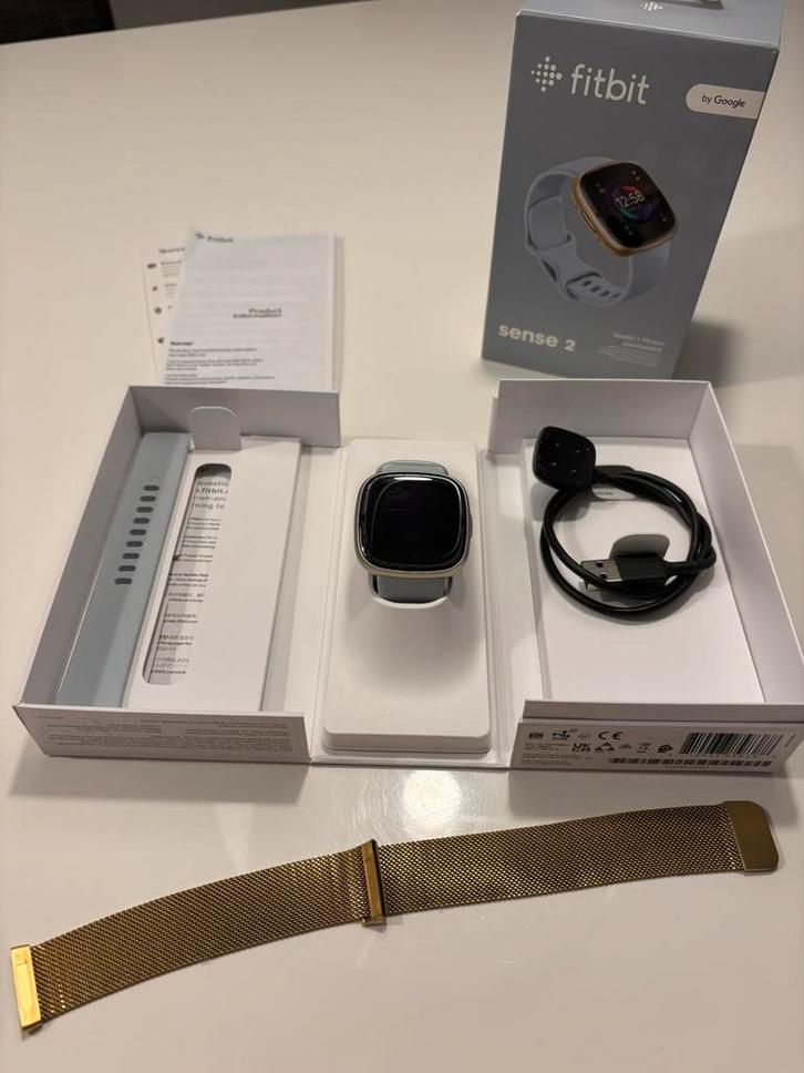 Fitbit sense 2, lichtblauw & gouden bandje, gouden kast, Sieraden, Tassen en Uiterlijk, Smartwatches, Zo goed als nieuw, Android