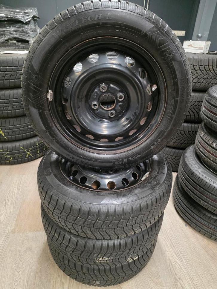 Yaris 15 inch velgen met winterbanden TPMS, zie foto's!, Auto-onderdelen, Banden en Velgen, Banden en Velgen, Winterbanden, 15 inch