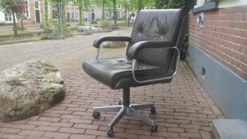 Vintage design bureaustoel Kevi Denmark donker bruin leer beschikbaar voor biedingen